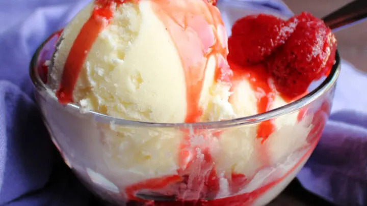 vanilla ice cream with strawberry sauce