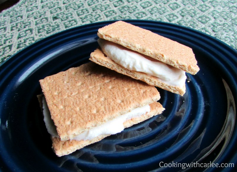 Graham crackers with maple cream cheese frosting between them making frosting sandwiches.