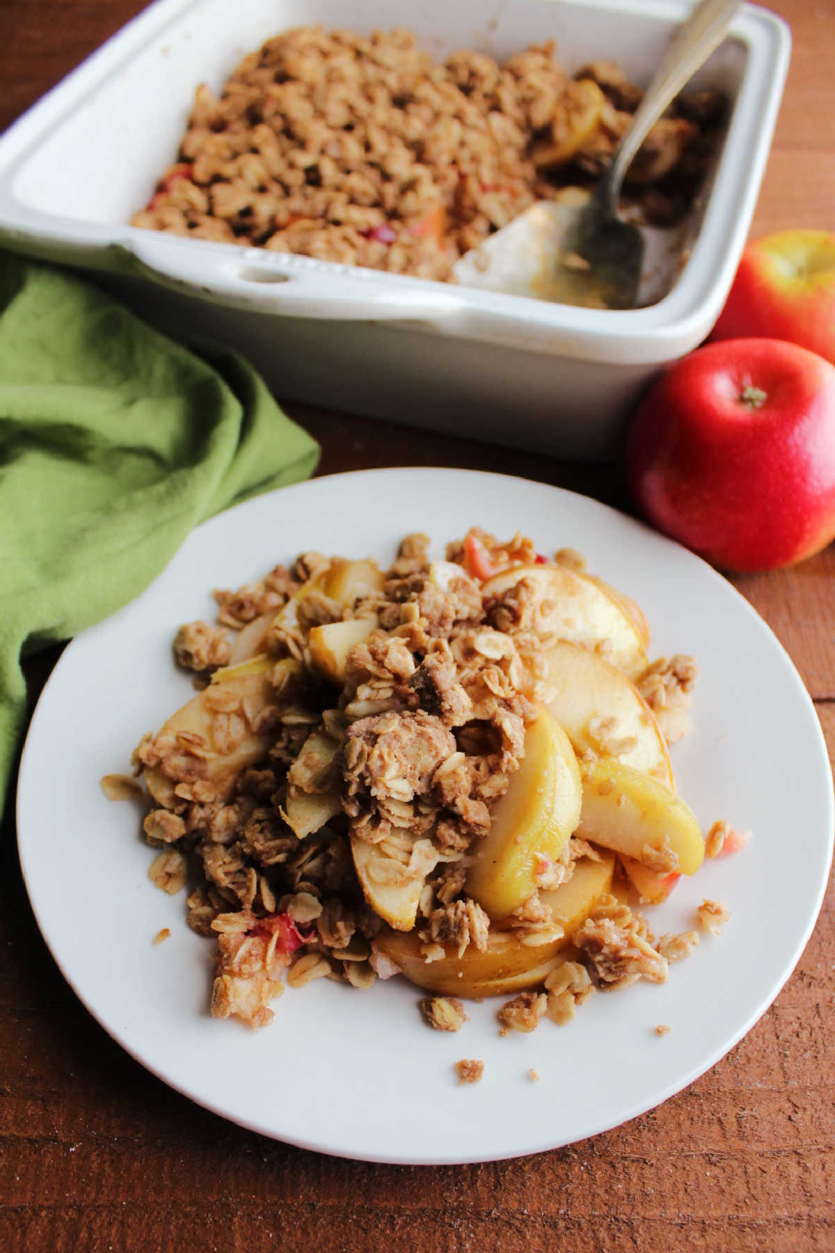 Plate of old fashioned apple crisp with sliced apples and buttery oats, ready to eat.