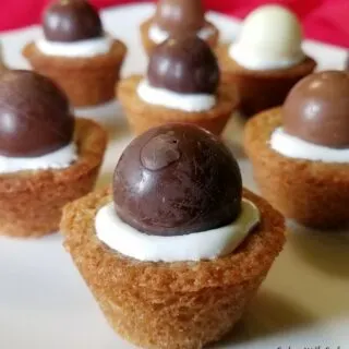 Plate of cookie cups stuffed with marshmallow fluff and chocolates.