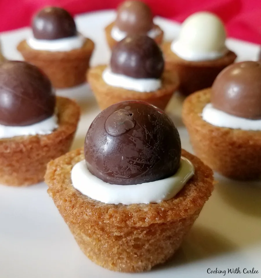 Plate of cookie cups stuffed with marshmallow fluff and chocolates.
