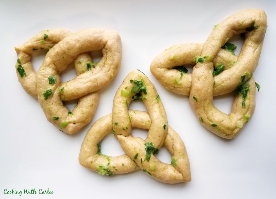 3 celtic knots made out of bread and brushed with herb butter