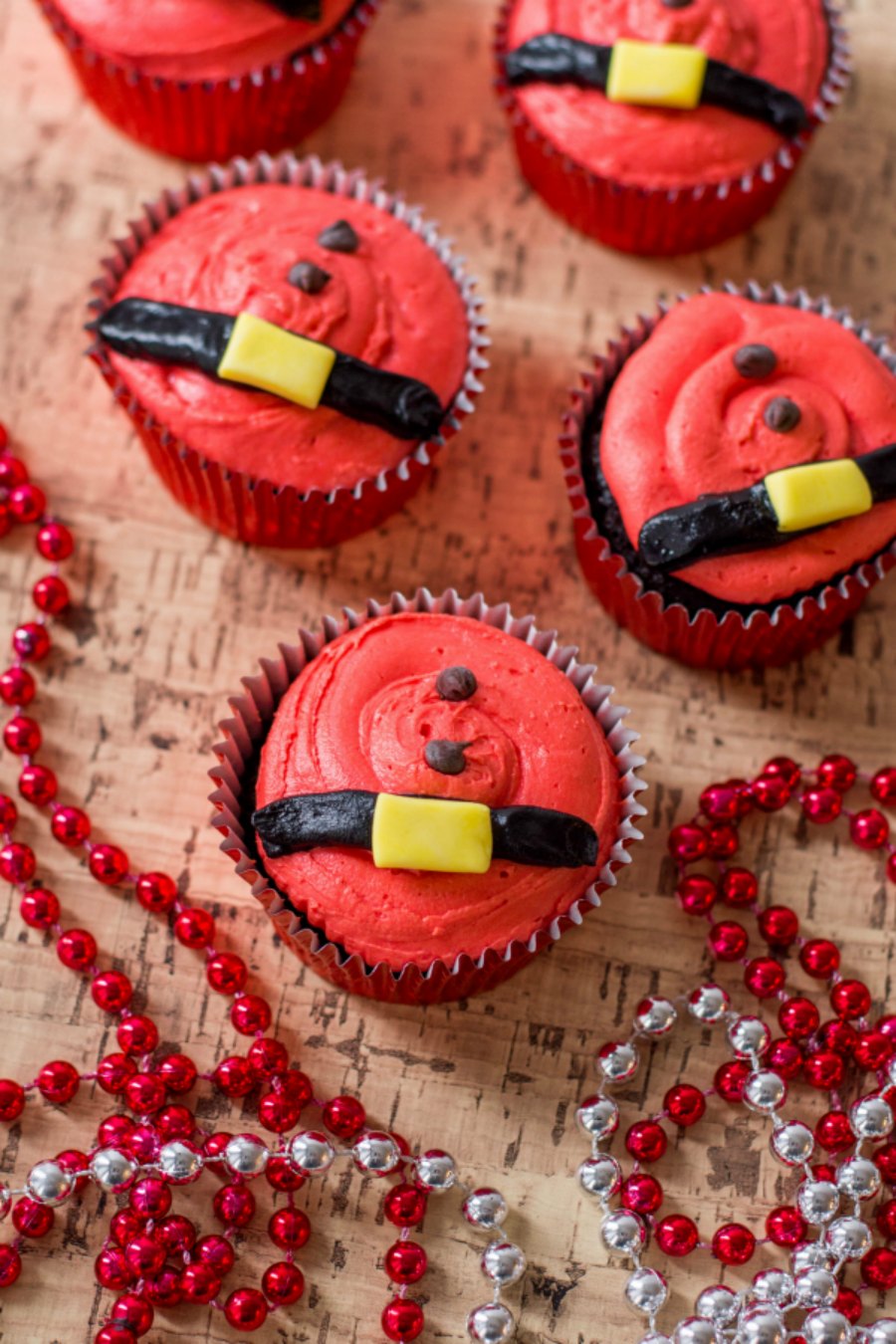 These cute Santa belt cupcakes are an easy and super fun way to bring the ho ho ho to your Christmas holiday!