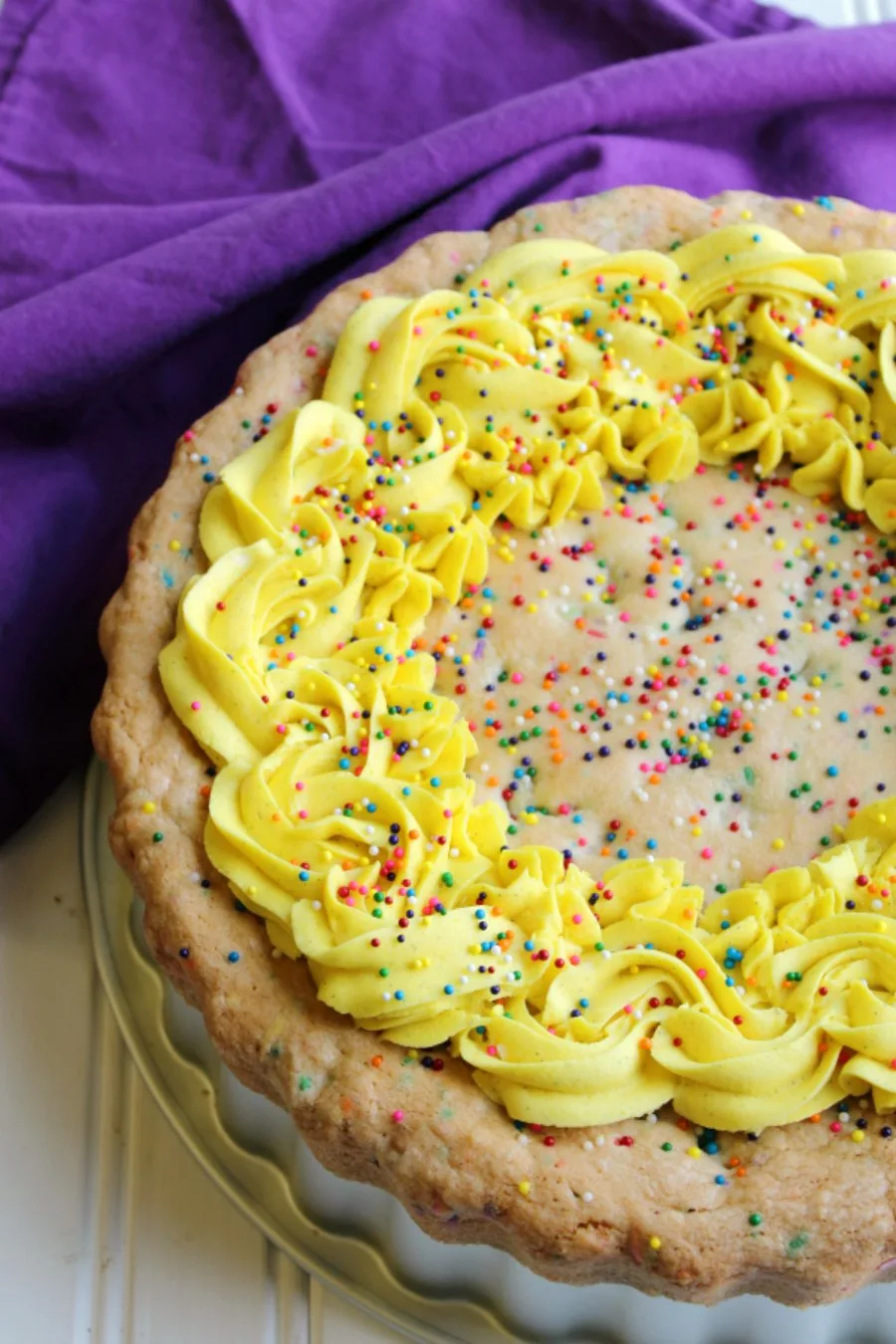 close up of yellow buttercream border on top of cookie.