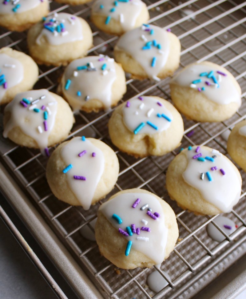 melting moments cookies with powdered sugar glaze and blue, white and purple sprinkles on top.