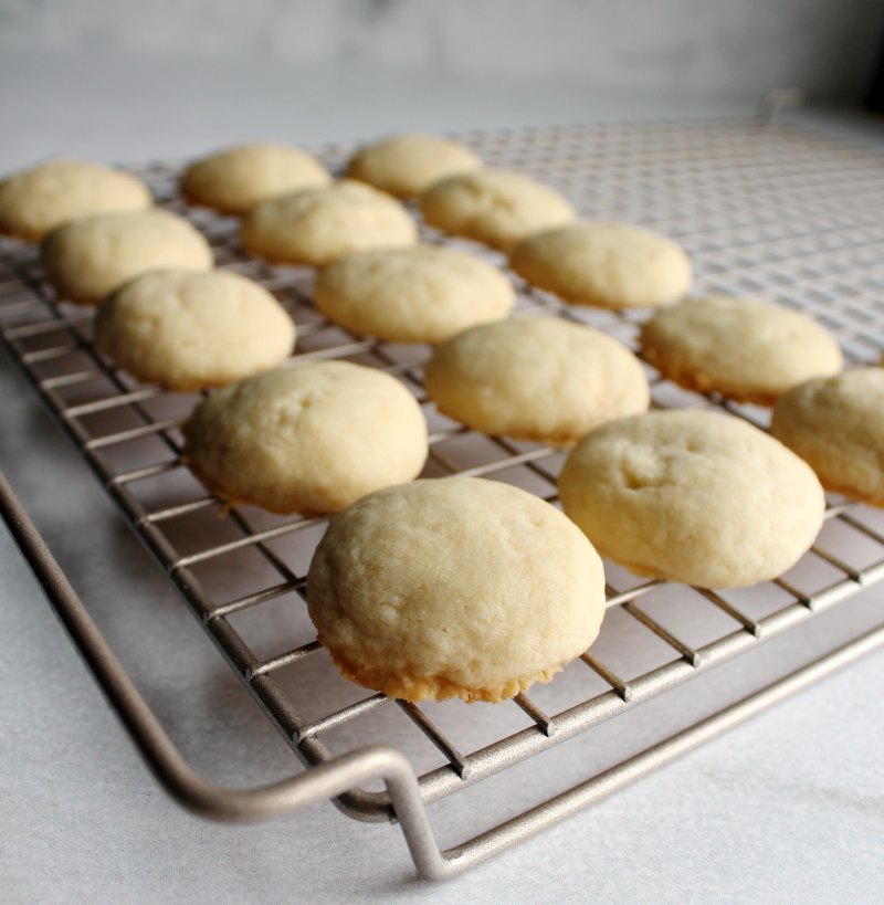 freshly baked melting moment cookies on wire rack cooling.