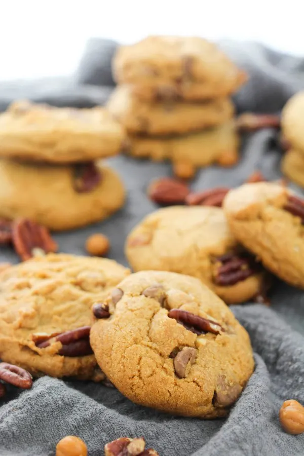 turtle cookies with chocolate chips, caramel and pecans