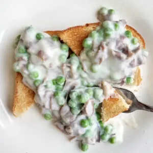 toast covered with creamed chipped beef and peas.