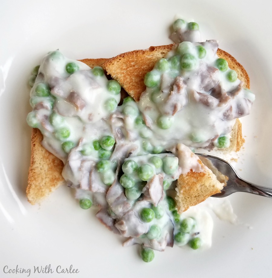 toast covered with creamed chipped beef and peas