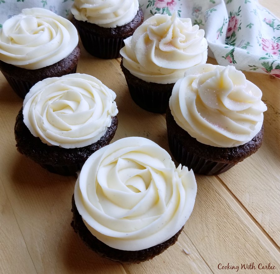 cupcakes with swirls of white sweetened condensed milk frosting piped on top.