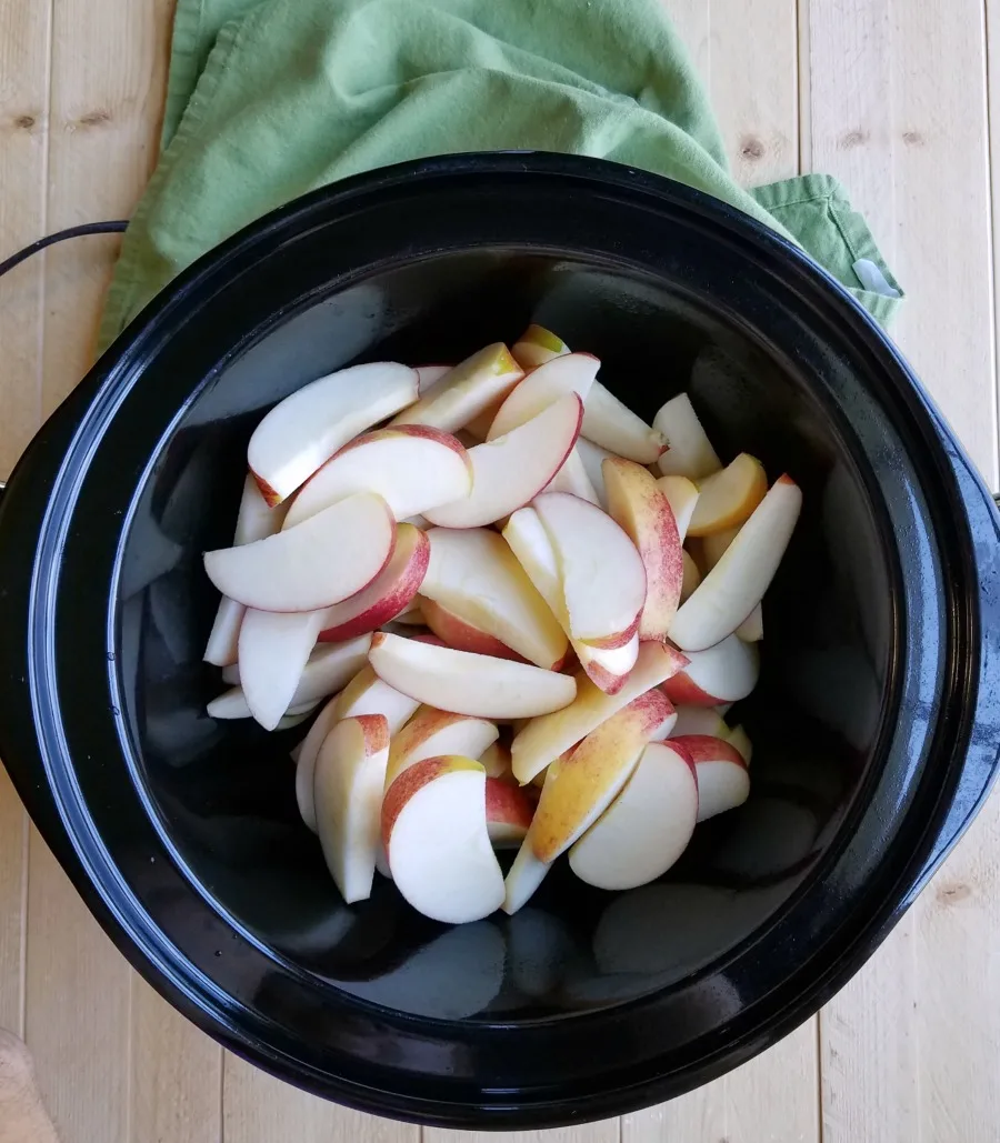 slices of apple in slow cooker crock.