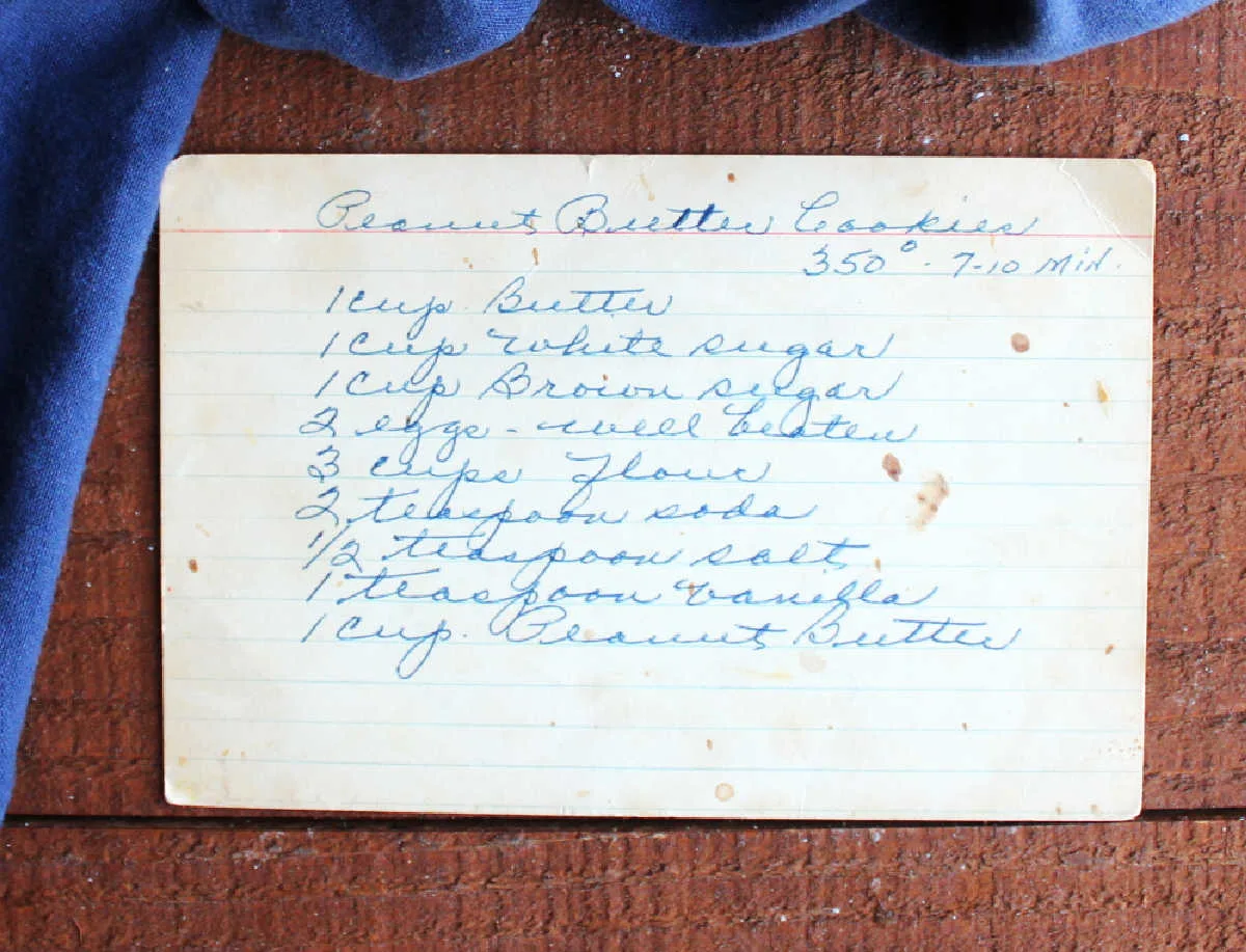 Great grandma's hand written recipe card for peanut butter cookies. 