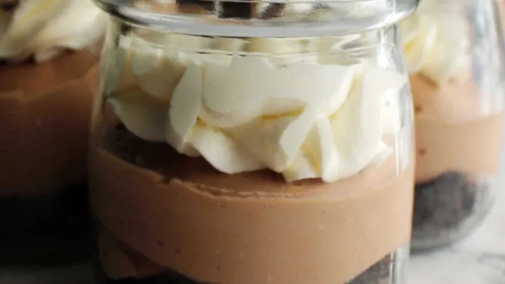 layers of chocolate cheesecake in jars 1