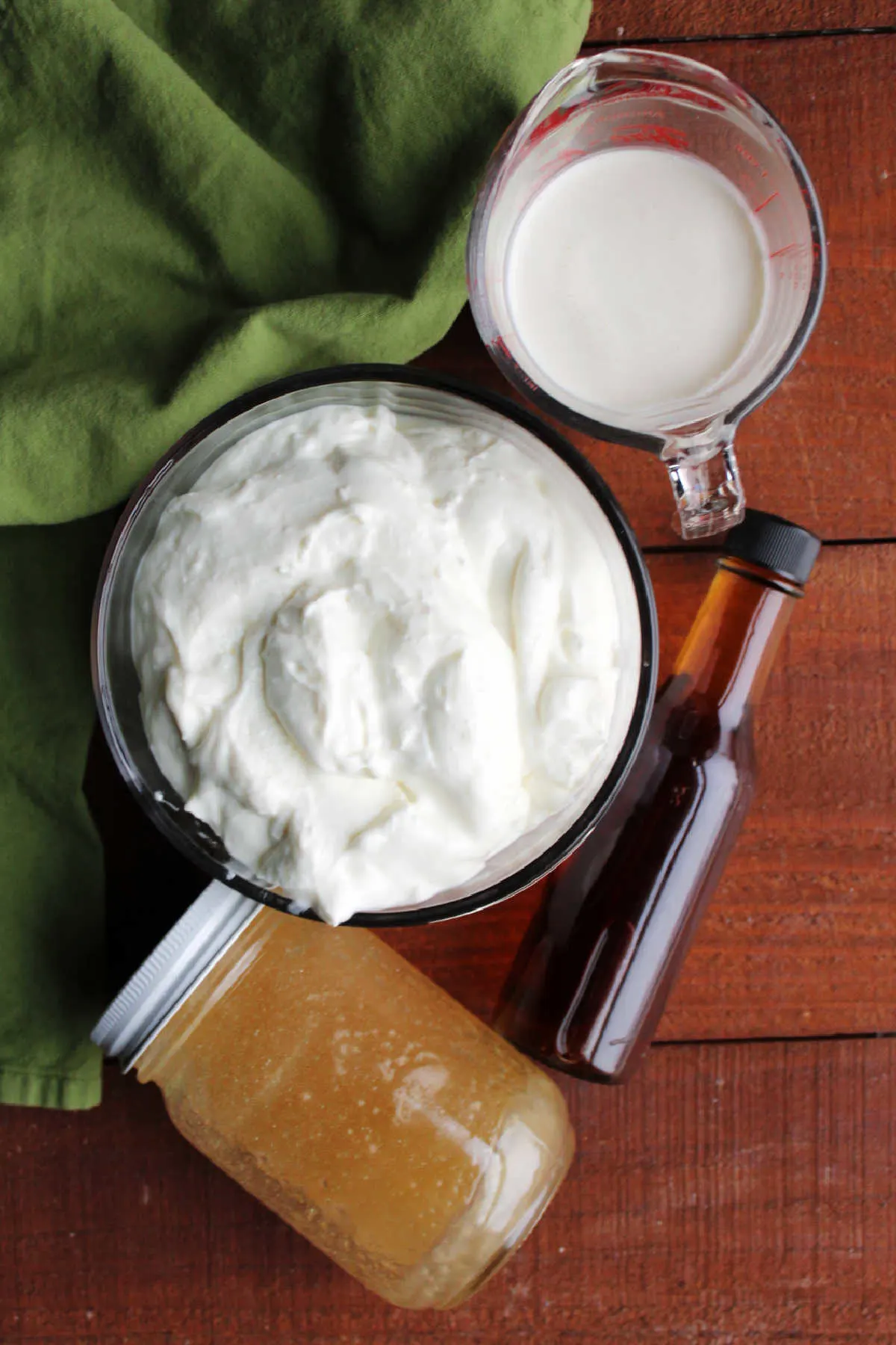 Ingredients: yogurt, cream, yogurt and vanilla ready to be made into frozen yogurt.