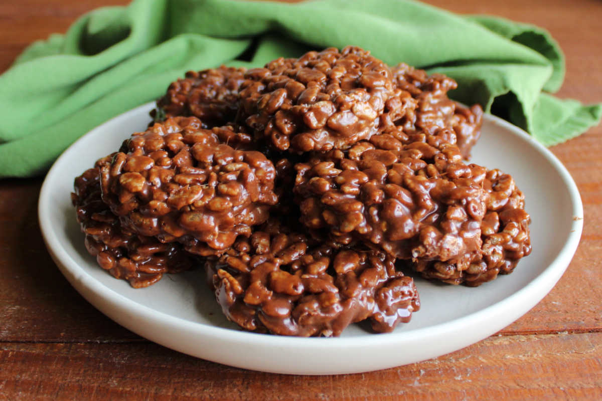 Homemade Star Crunch 7 Plate of homemade no-bake chocolate caramel cookies with rice krispies, ready to eat.
